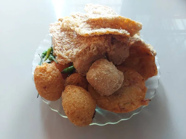 감자튀김 스낵이요 인도네시아 구성되어 있습니다 날그린 칠리를 곁들인 것입니다 맛있고 — 스톡 사진