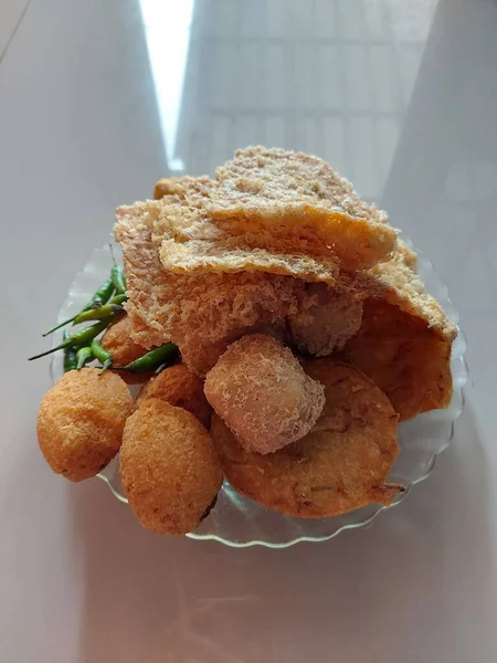 Aperitivos Fritos Surtidos Snacks Indonesios Consiste Tempeh Frito Combro Tofu — Foto de Stock