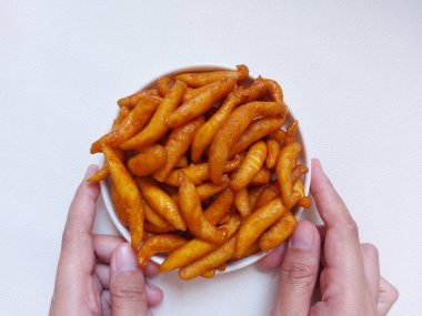 Telur gabus rasa gula değildir. Geleneksel Endonezya atıştırmalığı. Un ve palmiye şekerinden yapılmış. Tatlı tat. Beyaz tabakta servis ediliyor. izole edilmiş arkaplan