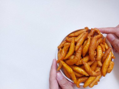 Telur gabus rasa gula değildir. Geleneksel Endonezya atıştırmalığı. Un ve palmiye şekerinden yapılmış. Tatlı tat. Beyaz tabakta servis ediliyor. izole edilmiş arkaplan