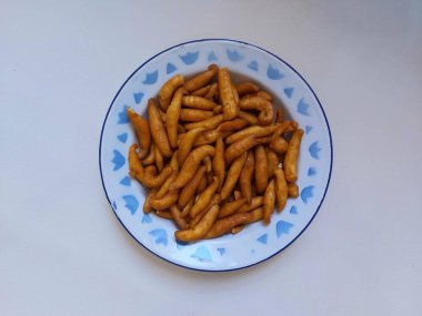 Telur gabus rasa gula değildir. Geleneksel Endonezya atıştırmalığı. Un ve palmiye şekerinden yapılmış. Tatlı tat. Emaye tabağında servis edilir. izole edilmiş arkaplan