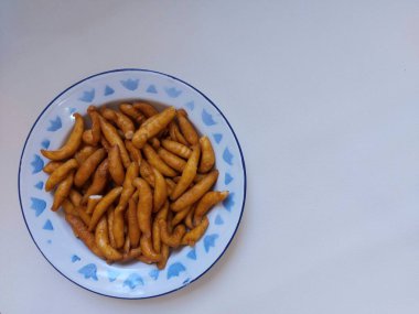 Telur gabus rasa gula değildir. Geleneksel Endonezya atıştırmalığı. Un ve palmiye şekerinden yapılmış. Tatlı tat. Emaye tabağında servis edilir. izole edilmiş arkaplan