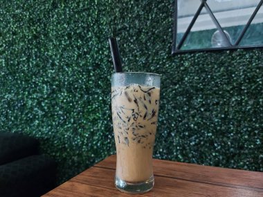 Palmiye şekerli buzlu siyah çimen jölesi ya da es susu cincau hitam gula değildir. Bardakta servis edilir. Tatlı tat. Endonezya 'dan geleneksel sağlıklı içecek.