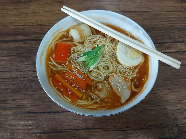 Ramen Tészta Fehér Tálban Hagyományos Étel Japánból Ízletes Ízlés Főtt — Stock Fotó