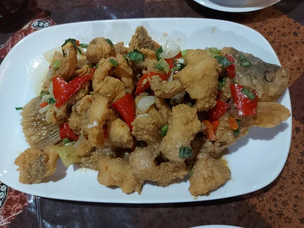 Ikan Gurame Goreng Carpe Frite Servi Sur Assiette Blanche Nourriture — Photo