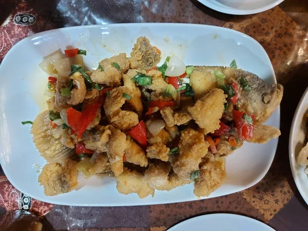 金亀ゴングや揚げ鯉 ホワイトプレートに盛り付けました インドネシアの伝統的な食べ物です うま味 — ストック写真
