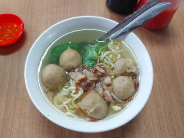 Bakso, baso ya da köfte. Endonezya geleneksel yemekleri. Kıyma, tavuk, karides ya da balıktan yapılmış. Erişte ve sebzeyle tamamlandı. Genellikle sokak yemeği olarak satılır..