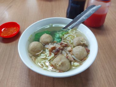 Bakso, baso ya da köfte. Endonezya geleneksel yemekleri. Kıyma, tavuk, karides ya da balıktan yapılmış. Erişte ve sebzeyle tamamlandı. Genellikle sokak yemeği olarak satılır..