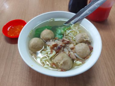 Bakso, baso ya da köfte. Endonezya geleneksel yemekleri. Kıyma, tavuk, karides ya da balıktan yapılmış. Erişte ve sebzeyle tamamlandı. Genellikle sokak yemeği olarak satılır..