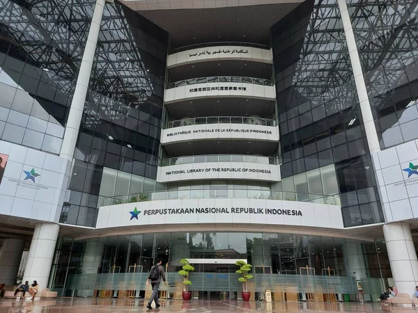 インドネシアのジャカルタ 2022年6月9日 インドネシア国立図書館またはインドネシア国立図書館 建物の正面図 — ストック写真