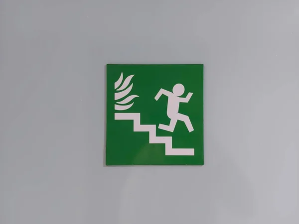 Schild Für Menschen Die Die Treppe Hinunterlaufen — Stockfoto