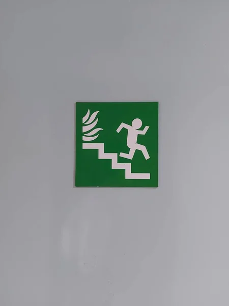 Schild Für Menschen Die Die Treppe Hinunterlaufen — Stockfoto