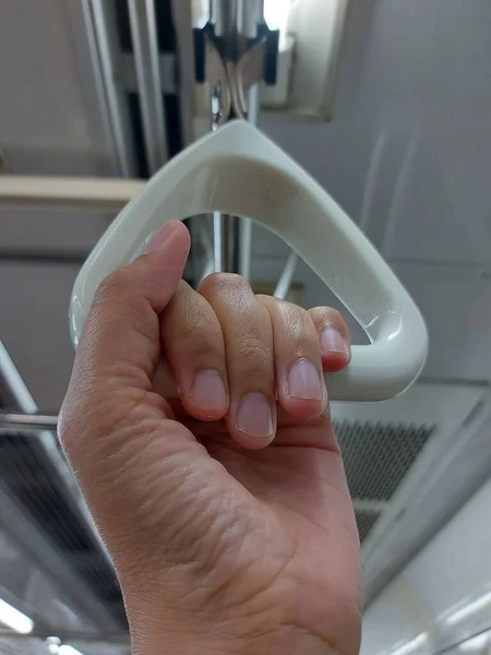 通勤線に白い電車のハンドルを握る女の手 — ストック写真