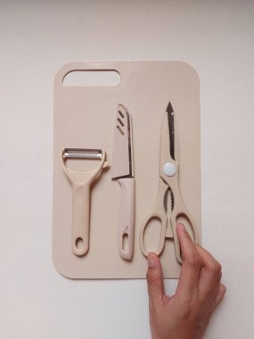 Bir mutfak gereçleri takımı. Bıçaklar, meyve ya da sebze bıçakları, makas ve kesme tahtaları var. izole edilmiş arka plan beyaz. kopyalama alanı. Metin ya da alıntı için çok yer