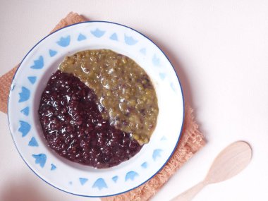bubur kacang hijau ketan hitam. Endonezya 'dan geleneksel bir tatlı. Hindistan cevizi sütüyle kaplanmış. Tatlı tat. Genellikle kahvaltıda ya da akşam yemeğinde yenir. Emaye tabağında servis edilir.. 