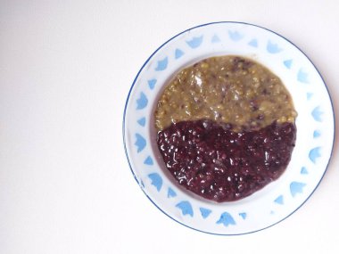 bubur kacang hijau ketan hitam. Endonezya 'dan geleneksel bir tatlı. Hindistan cevizi sütüyle kaplanmış. Tatlı tat. Genellikle kahvaltıda ya da akşam yemeğinde yenir. Emaye tabağında servis edilir.. 