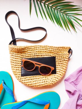 Gözlüklü çanta. kauçuk sandaletler, eşarp ve palmiye yapraklarıyla donatılmış. Yaz havası konsepti. izole edilmiş arkaplan