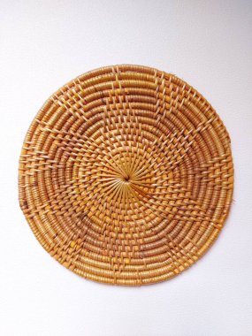 İzole edilmiş beyaz arka planda kahverengi rattan bardak altlığı