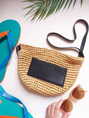 Gözlüklü çanta. kauçuk sandaletler, eşarp ve palmiye yapraklarıyla donatılmış. Yaz havası konsepti. izole edilmiş arkaplan