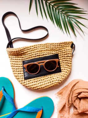 Gözlüklü çanta. kauçuk sandaletler, eşarp ve palmiye yapraklarıyla donatılmış. Yaz havası konsepti. izole edilmiş arkaplan