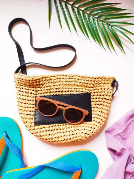 Gözlüklü çanta. kauçuk sandaletler, eşarp ve palmiye yapraklarıyla donatılmış. Yaz havası konsepti. izole edilmiş arkaplan