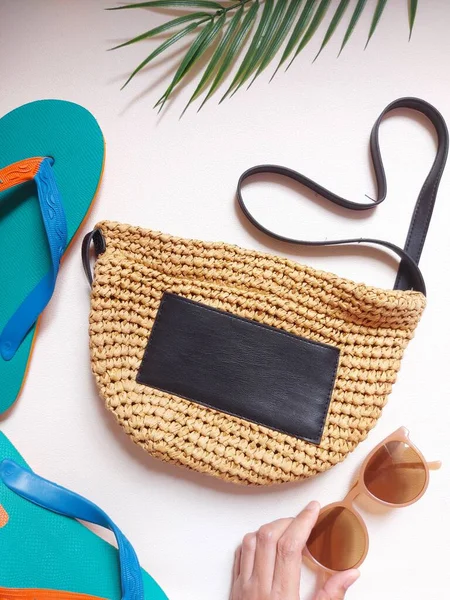 Gözlüklü çanta. kauçuk sandaletler, eşarp ve palmiye yapraklarıyla donatılmış. Yaz havası konsepti. izole edilmiş arkaplan