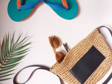 Gözlüklü çanta. kauçuk sandaletler, eşarp ve palmiye yapraklarıyla donatılmış. Yaz havası konsepti. izole edilmiş arkaplan