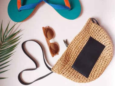 Gözlüklü çanta. kauçuk sandaletler, eşarp ve palmiye yapraklarıyla donatılmış. Yaz havası konsepti. izole edilmiş arkaplan