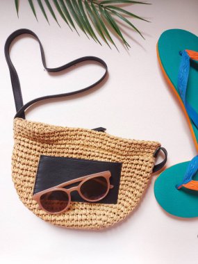 Gözlüklü çanta. kauçuk sandaletler, eşarp ve palmiye yapraklarıyla donatılmış. Yaz havası konsepti. izole edilmiş arkaplan