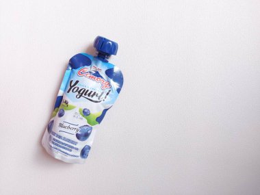 Bogor, Endonezya-Haziran 20 2022: Yoğun ve kremalı yoğurt aromalı plastik ambalaj. Endonezya markası cimory. sağlıklı tatlı. izole edilmiş arkaplan