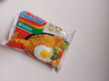 Bogor, Endonezya-Haziran 20 2022: Plastik ambalajda kızarmış hazır erişte. Ünlü Endonezya markası. 'Indomie mi instan mi gorgin'