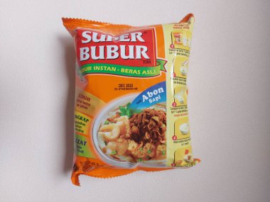 Bogor, Endonezya-Haziran 20 2022: Plastik ambalajda hazır pirinç lapası. Endonezya 'nın ünlü ürünü. 'Süper bubur rasa abon sapi'