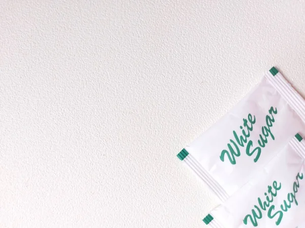 纸包装上的白糖 在印尼语文本的结尾 意思是 生产代码 白色的孤立背景 — 图库照片