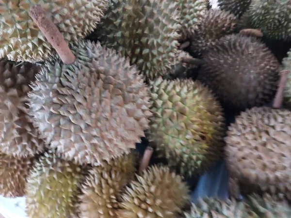 Soyulmamış Durian Yığını Taze Tropikal Meyve — Stok fotoğraf