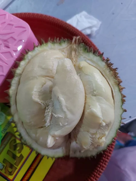 Durian Daging Yang Masih Dalam Shell Buah Segar Dan Terlihat — Stok Foto