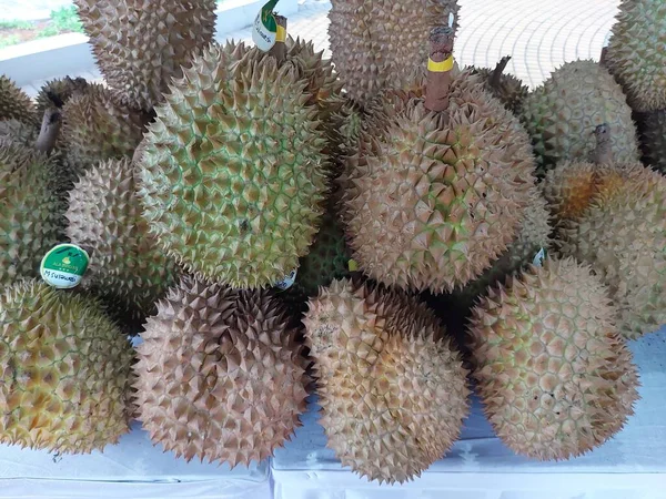 Mucchio Durian Non Pelati Frutta Tropicale Fresca — Foto Stock