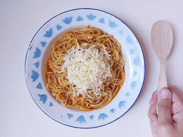 Spaghetti Bolognese Emalj Tallrik Kompletteras Med Riven Ost Italiensk Mat — Stockfoto