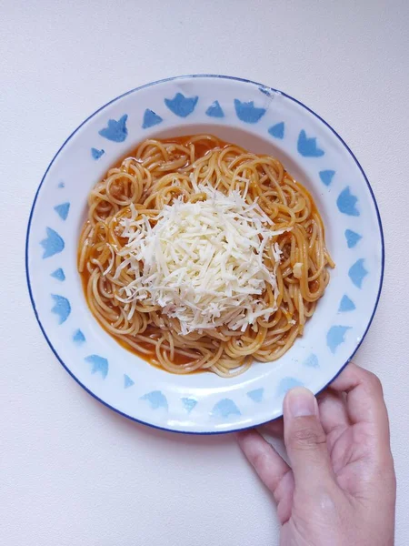 Spaghetti Bolognese Geëmailleerde Plaat Aangevuld Met Geraspte Kaas Italiaans Eten — Stockfoto