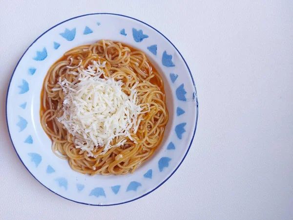 Spaghetti Bolognaise Sur Plaque Émail Complété Avec Fromage Râpé Nourriture — Photo