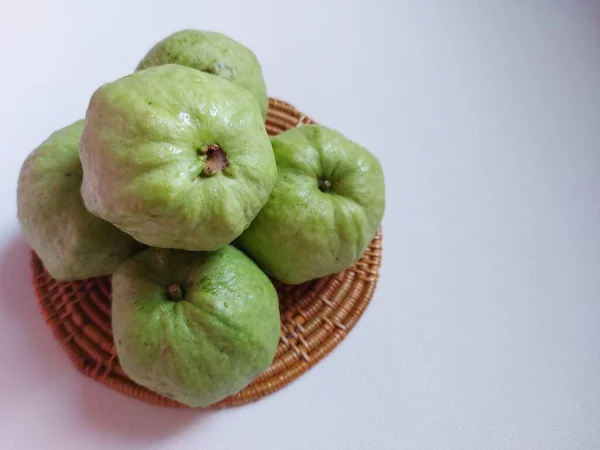 Zöld Friss Kristály Guava Elszigetelt Háttér Fehér — Stock Fotó