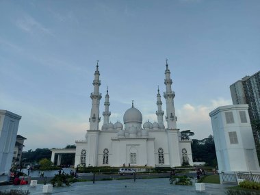 Depok, Endonezya-21 Haziran 2022: Mescid At-Thohir. Bogor, Batı Java, Endonezya 'daki Podomoro Golf View bölgesinde bulunan görkemli bir beyaz cami.