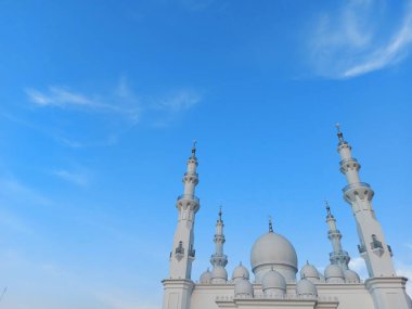 Depok, Endonezya-21 Haziran 2022: Mescid At-Thohir. Bogor, Batı Java, Endonezya 'daki Podomoro Golf View bölgesinde bulunan görkemli bir beyaz cami.