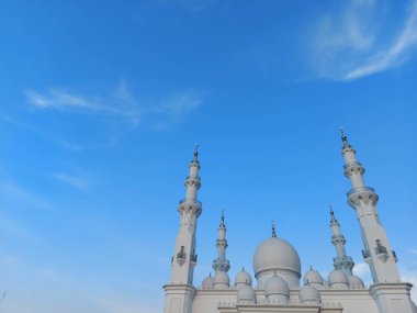 Depok, Endonezya-21 Haziran 2022: Mescid At-Thohir. Bogor, Batı Java, Endonezya 'daki Podomoro Golf View bölgesinde bulunan görkemli bir beyaz cami.