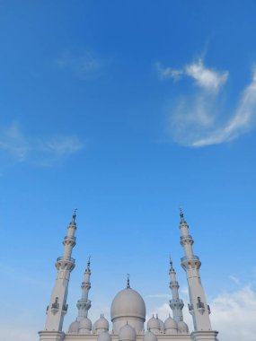 Depok, Endonezya-21 Haziran 2022: Mescid At-Thohir. Bogor, Batı Java, Endonezya 'daki Podomoro Golf View bölgesinde bulunan görkemli bir beyaz cami.