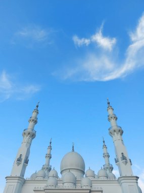 Depok, Endonezya-21 Haziran 2022: Mescid At-Thohir. Bogor, Batı Java, Endonezya 'daki Podomoro Golf View bölgesinde bulunan görkemli bir beyaz cami.