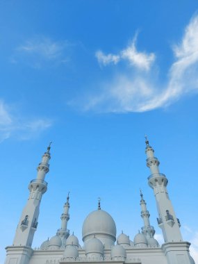 Depok, Endonezya-21 Haziran 2022: Mescid At-Thohir. Bogor, Batı Java, Endonezya 'daki Podomoro Golf View bölgesinde bulunan görkemli bir beyaz cami.