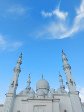 Depok, Endonezya-21 Haziran 2022: Mescid At-Thohir. Bogor, Batı Java, Endonezya 'daki Podomoro Golf View bölgesinde bulunan görkemli bir beyaz cami.