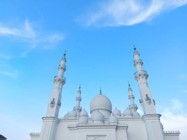 Depok, Endonezya-21 Haziran 2022: Mescid At-Thohir. Bogor, Batı Java, Endonezya 'daki Podomoro Golf View bölgesinde bulunan görkemli bir beyaz cami.