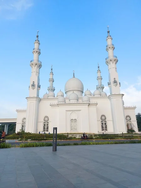 Depok Indonesia June 2022 Masjid Thohir Magnificent White Mosque Located — Stock Photo, Image
