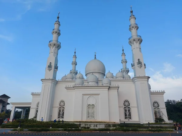 2022年6月21日 Masjid Thohir ポドモロゴルフビューエリア ボゴール 西ジャワ州 インドネシアに位置する壮大な白いモスク — ストック写真